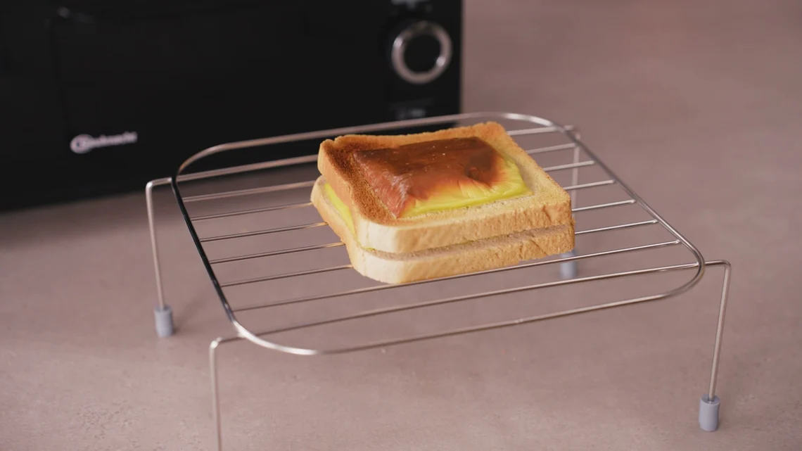 Mit Grillfunktion wird der Käse auf dem Toast gebräunt statt nur geschmolzen.
