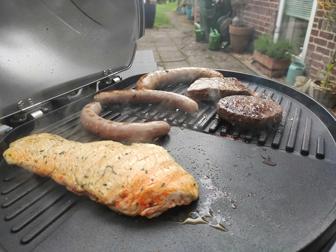 Ein Elektrogrill braucht nur eine Steckdose und ist in wenigen Minuten grillbereit.