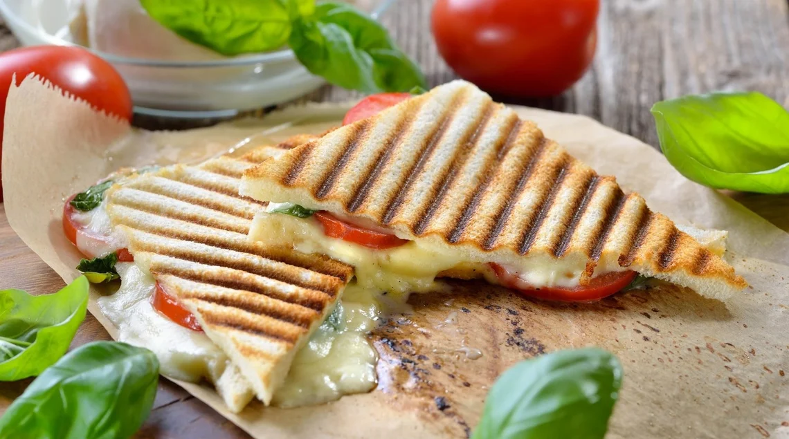 Knusprig gebräunte Sandwiches aus dem Kontaktgrill.