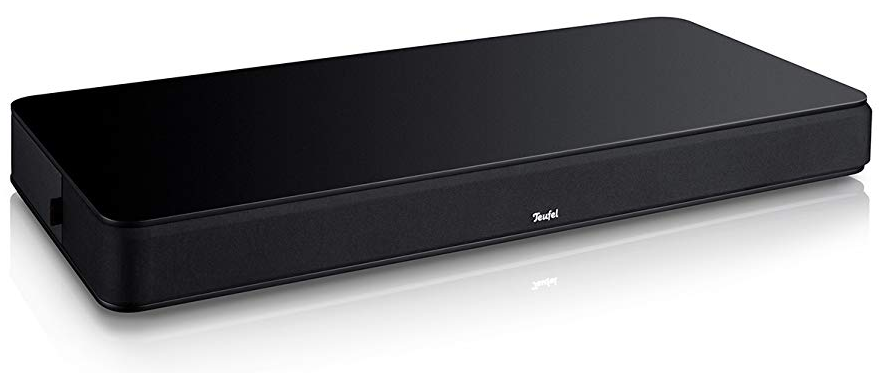 Ein flaches Sounddeck von Teufel, auf das der Fernseher gestellt wird.