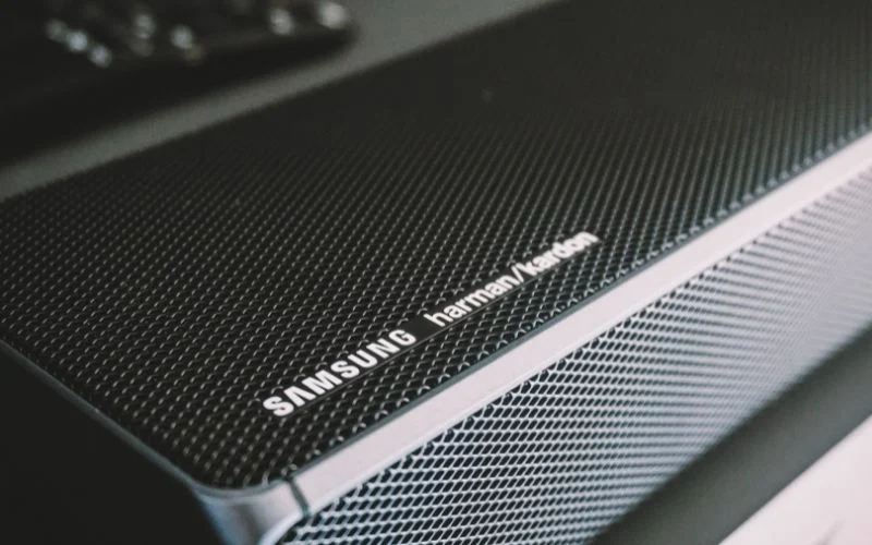 Nahaufnahme einer Samsung Soundbar mit dem Schriftzug SAMSUNG harman/kardon.