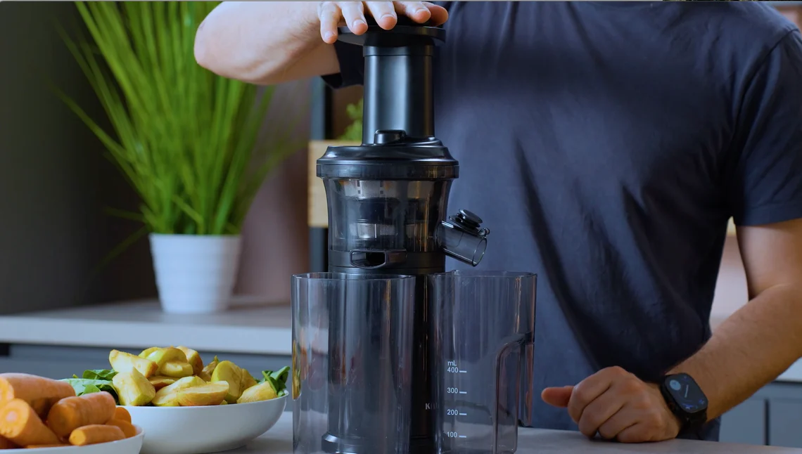 Der KLAMER Slow Juicer beim Entsaften