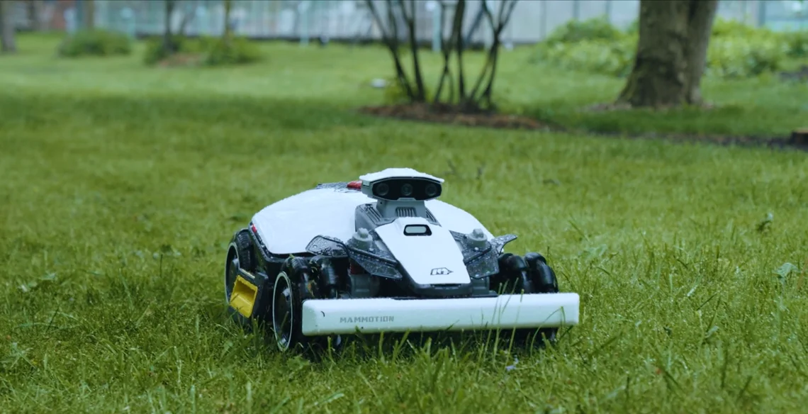 Egal wann und wo: Der Mähroboter ist stets einsatzbereit.