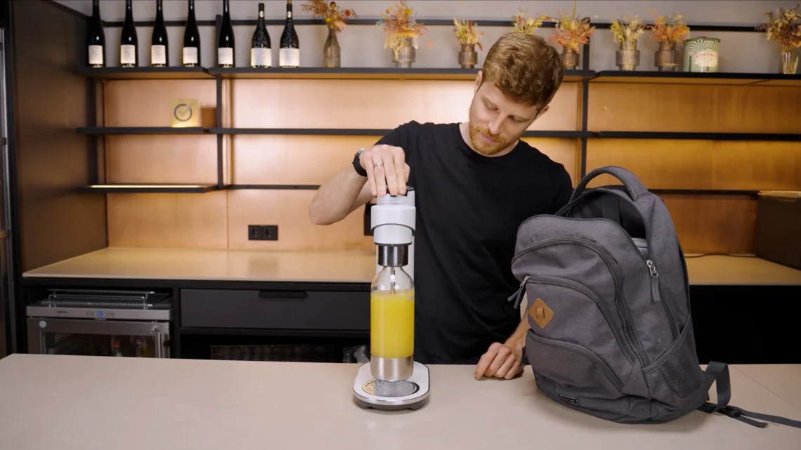 Die Flasche findet auch in einem Rucksack Platz!