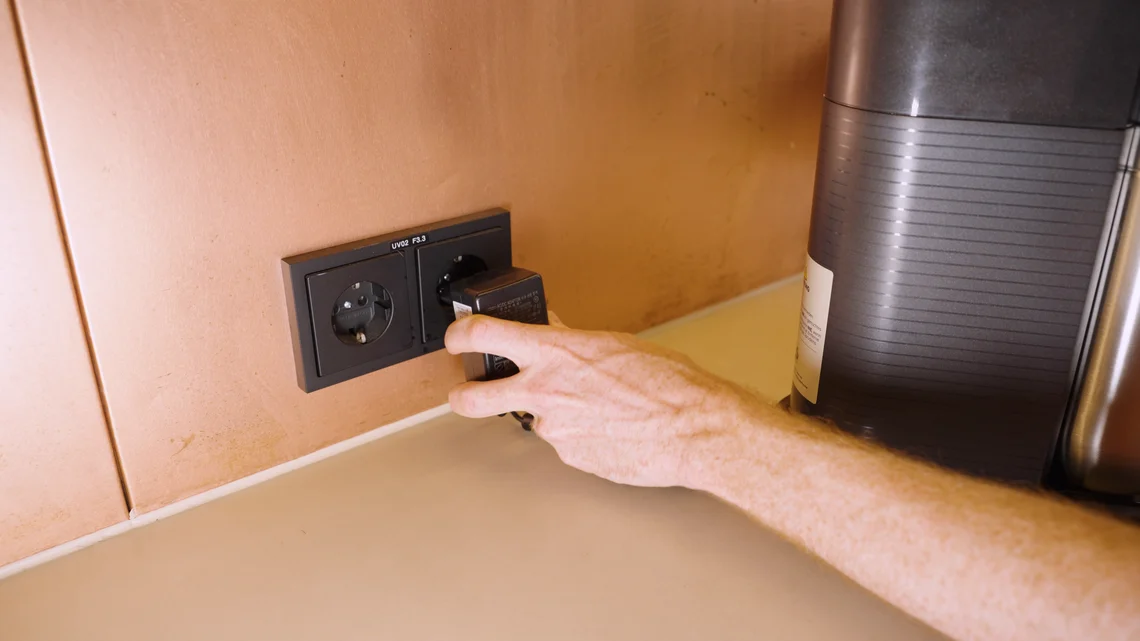 Geht nur mit Steckdose: Der SodaStream E-Duo funktoniert NUR, wenn er in eine Steckdose eingesteckt ist. Manuelles Sprudeln ist nicht möglich.