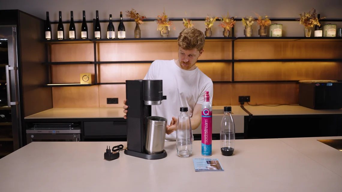 Der Lieferumfang variiert je nach Version. Immer dabei ist aber ein Quick-Connect-Zylinder und jeweils eine PET und Glasflasche.