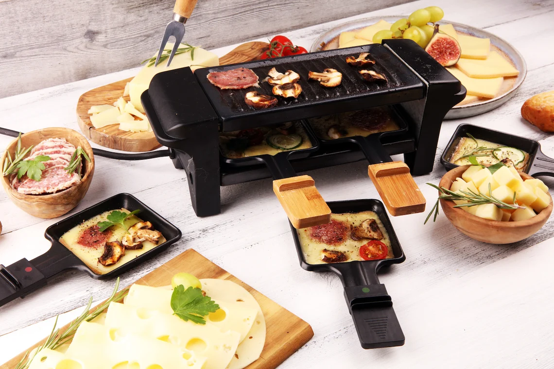 Ein kleiner Raclette-Grill für zwei bis vier Personen.