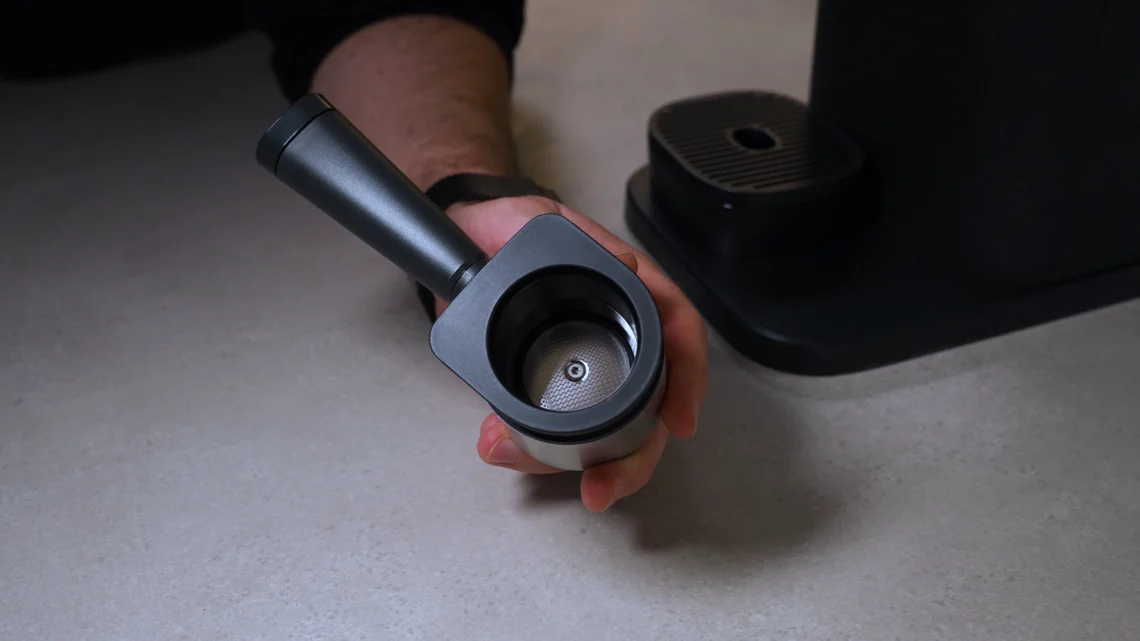 Siebträger oder Brühgruppe? Die Baristina ist keine klassische Siebträgermaschine, sondern eher ein kleiner Vollautomat.