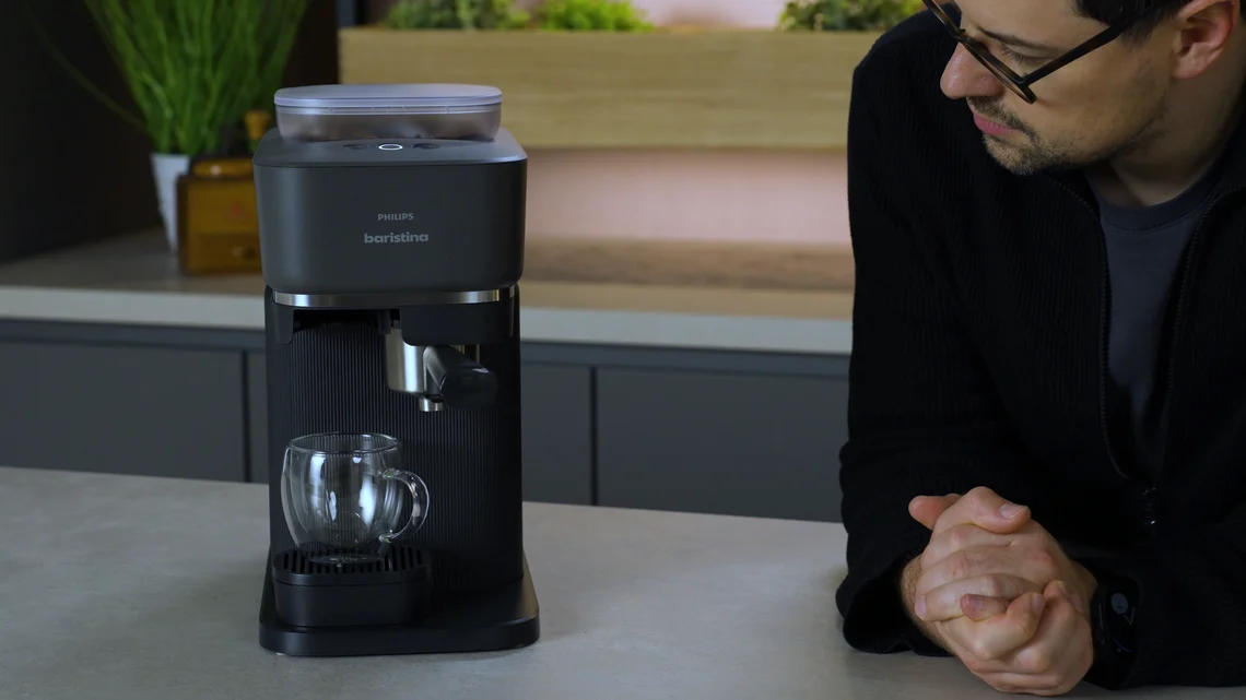 Um die Zubereitung zu starten, musst du nur den Siebträger nach rechts swipen. Den Rest erledigt die Maschine vollautomatisch.