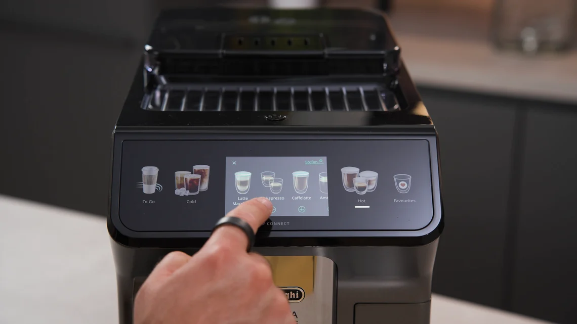 Die Bedienung über den Touchscreen ist denkbar einfach und es stehen zahlreiche Kaffeespezialitäten zur Auswahl.