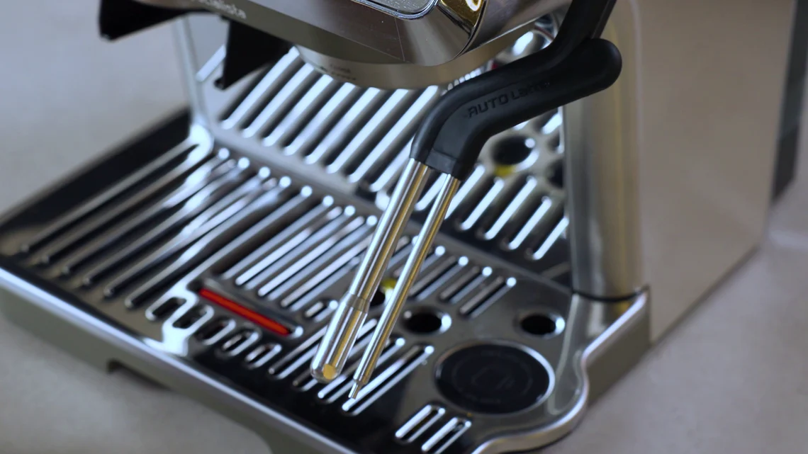 Die Milchlanze der De'Longhi La Specialista Touch mit ihren zwei Stäben sieht ziemlich ungewohnt aus.