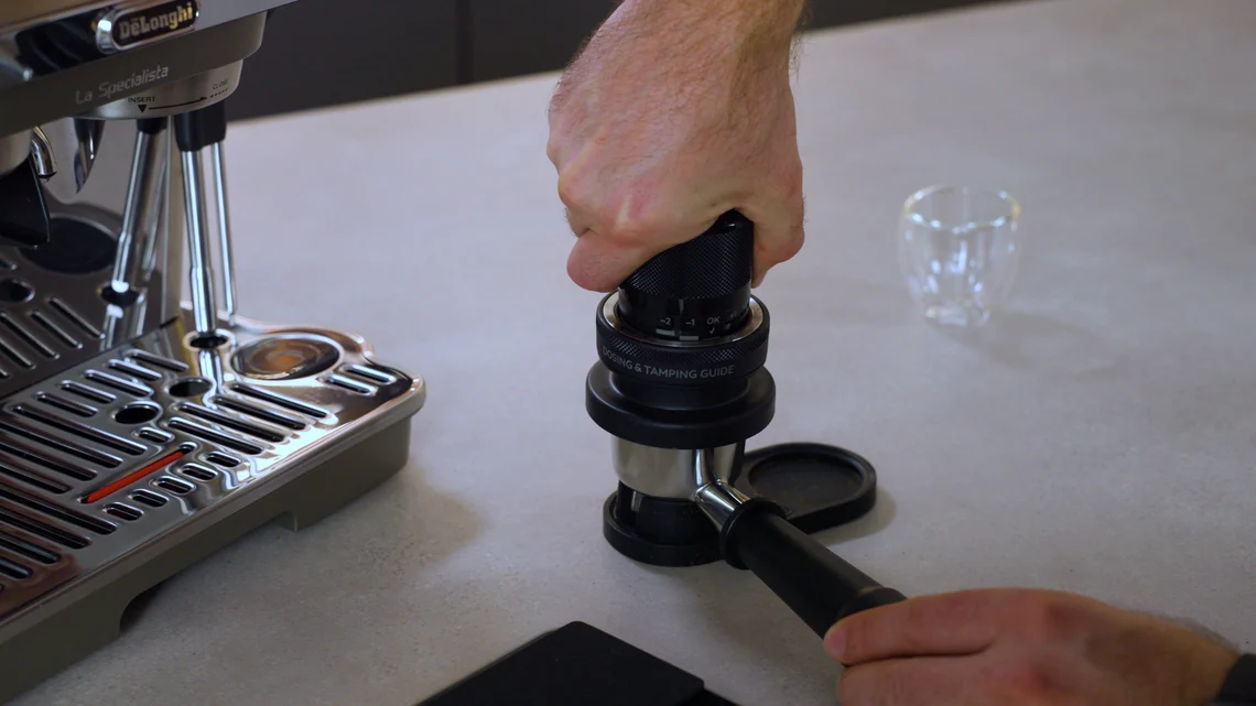 Der etwas ungewöhnliche Tamper soll beim Dosieren des Kaffeemehls helfen.