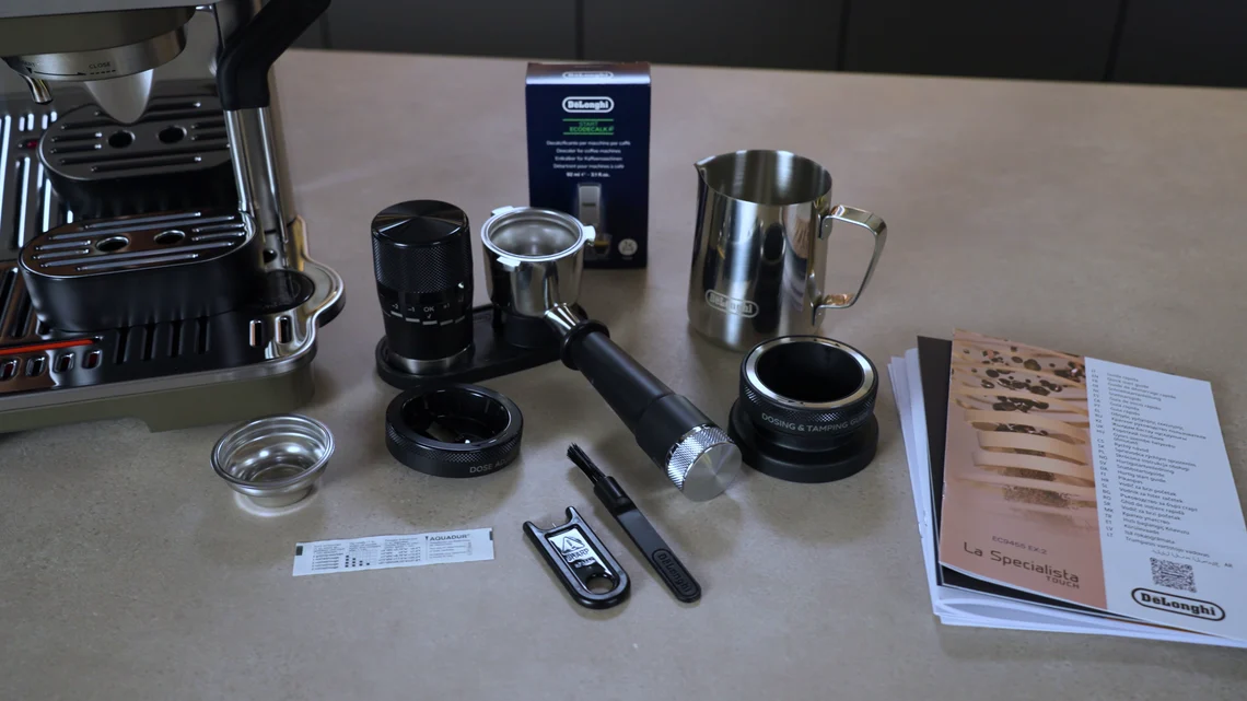 Im umfangreichen Lieferumfang ist auch Reinigungszubehör mit dabei - allerdings kein Wasserfilter.