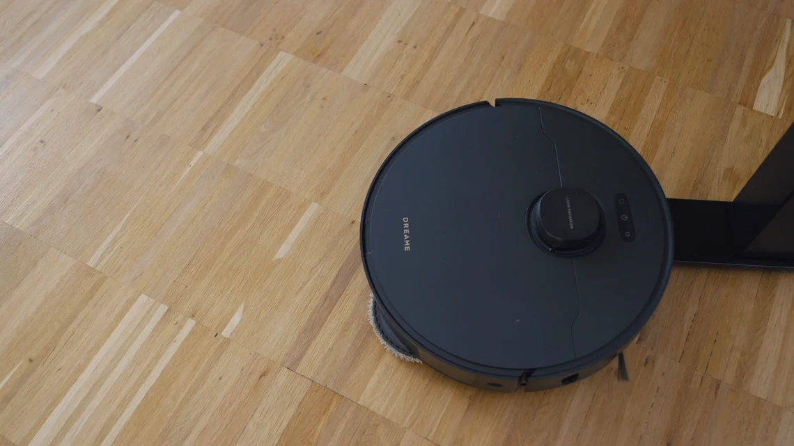 Der Dreame besteigt unsere Schreibtischbeine.