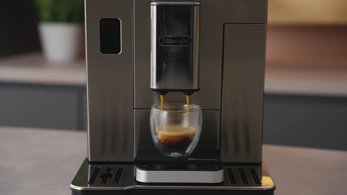 Espresso aus der bewährten Brühgruppe: vollmundig und ausgewogen.