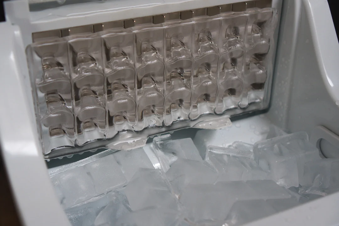 Die Euhomy ist die einzige Eiswürfelmaschine im Test mit echten kubischen Eiswürfeln.