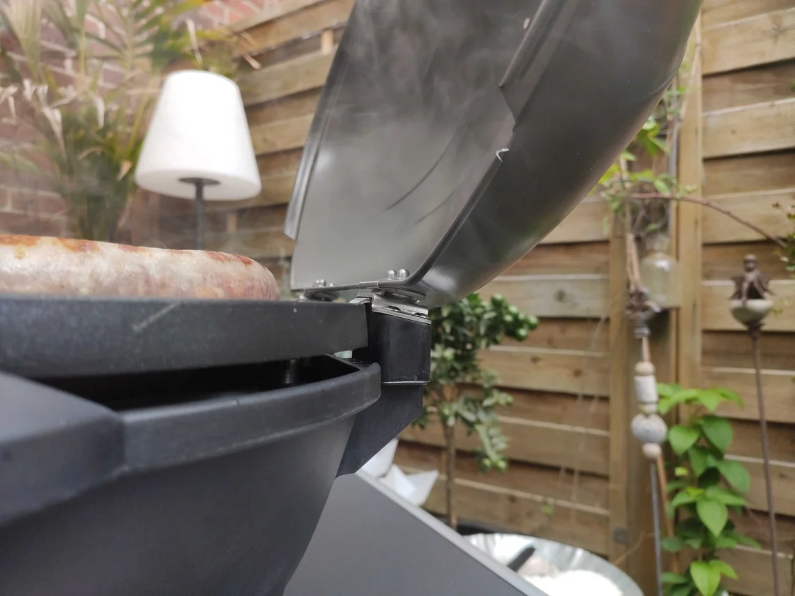 Ein Deckel hält die Hitze im Grill und macht indirektes Garen möglich.