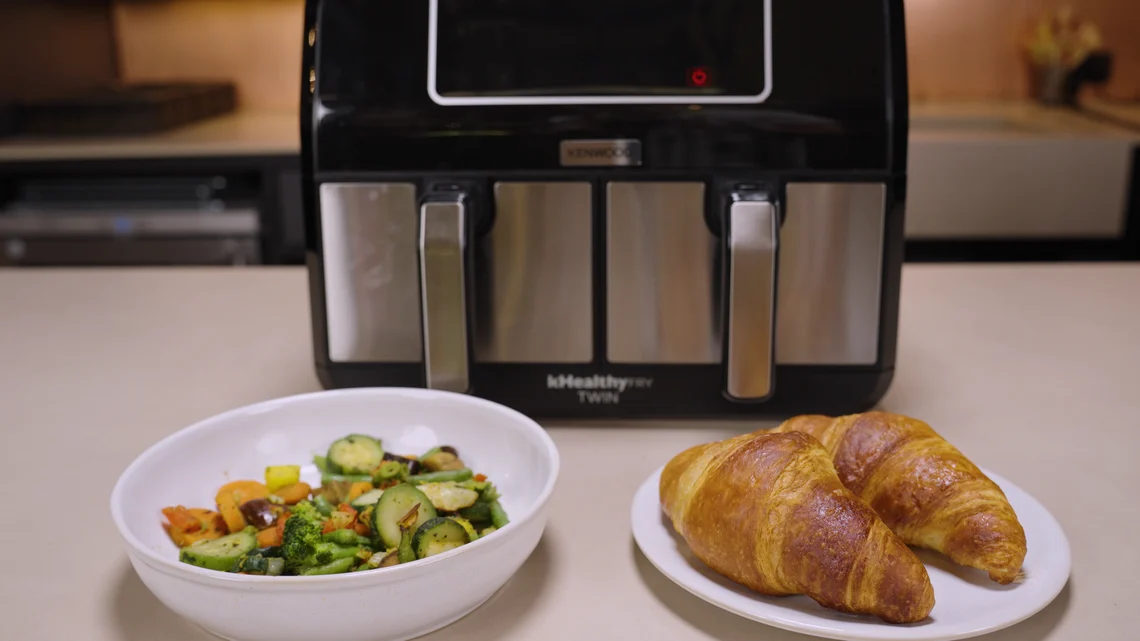 Nicht nur Pommes gelingen mit der Kenwood Fry Twin gut. Du kannst damit auch Gemüse garen und Croissants aufbacken.