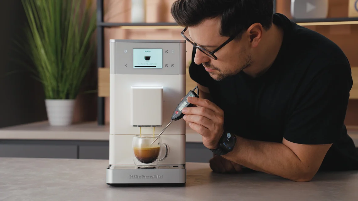 Rund 80 Grad in der Tasse: Der Kaffee ist ordentlich heiß.