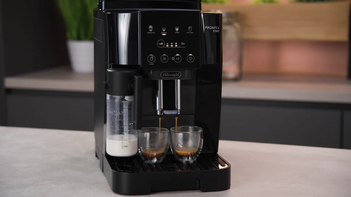 Trotz der schmalen Bauform passen zwei kleine Espressotassen bequem nebeneinander unter den Auslass.