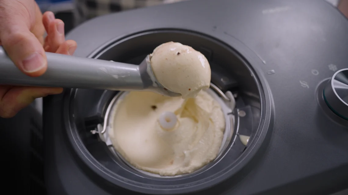 Direkt aus der Maschine ist das Eis wirklich supercremig.