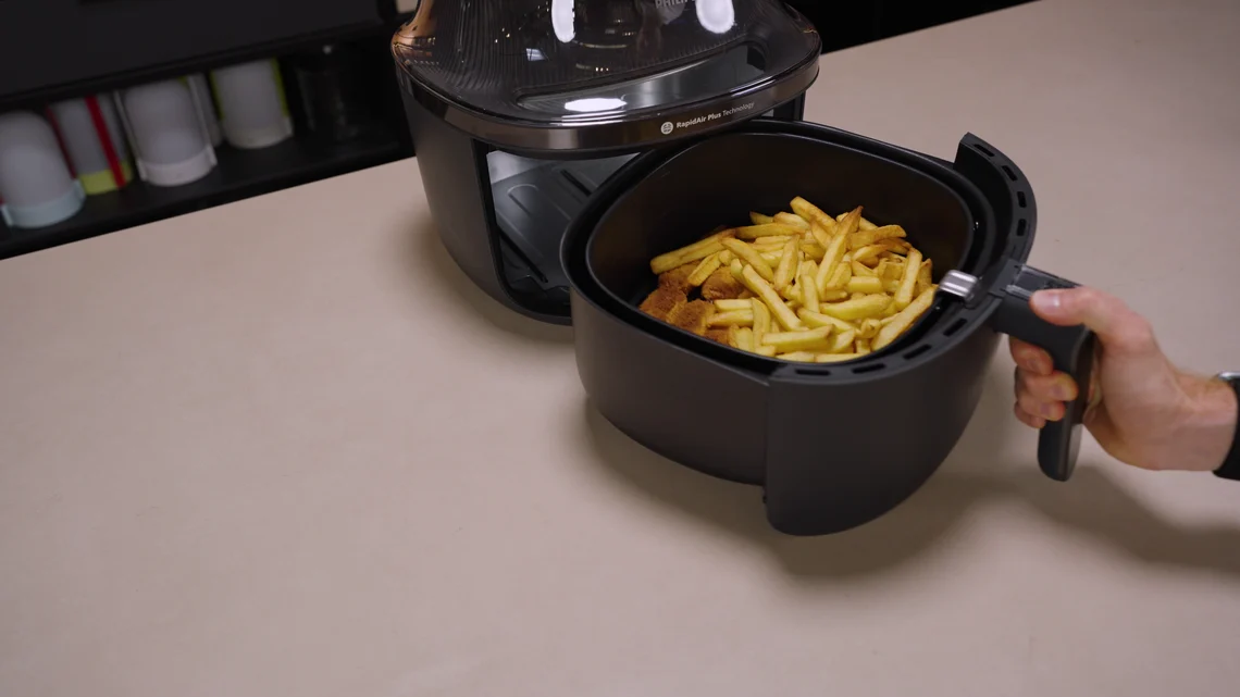 Pommes und Fischstäbchen wurden in unserem Test richtig schön kross.