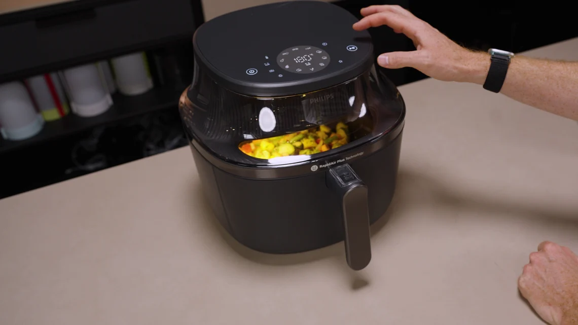 Das Sichtfenster befindet sich nicht vorne im Garkorb sondern schräg oben und ist damit immer auf Augenhöhe.