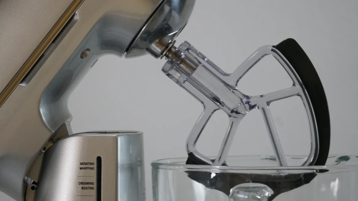 Dank verschiedener Rührhaken aus Metall und Kunststoff ist die Maschine vielseitig einsetzbar.