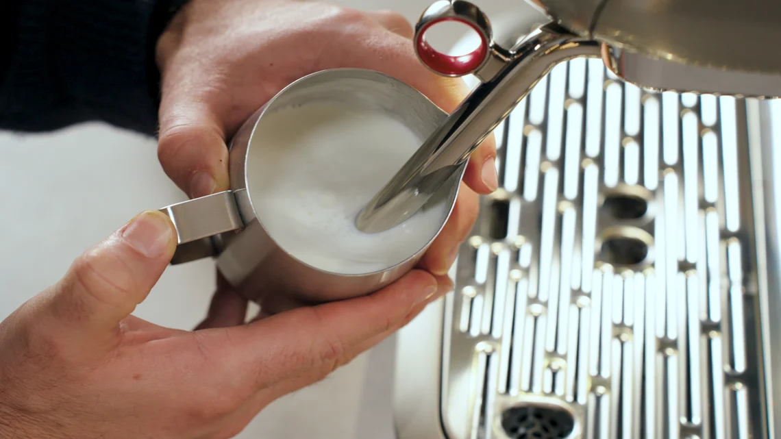 Das Milchaufschäumen funktioniert im Automatik-Modus gut - im manuellen Modus aber noch einen Tick besser.