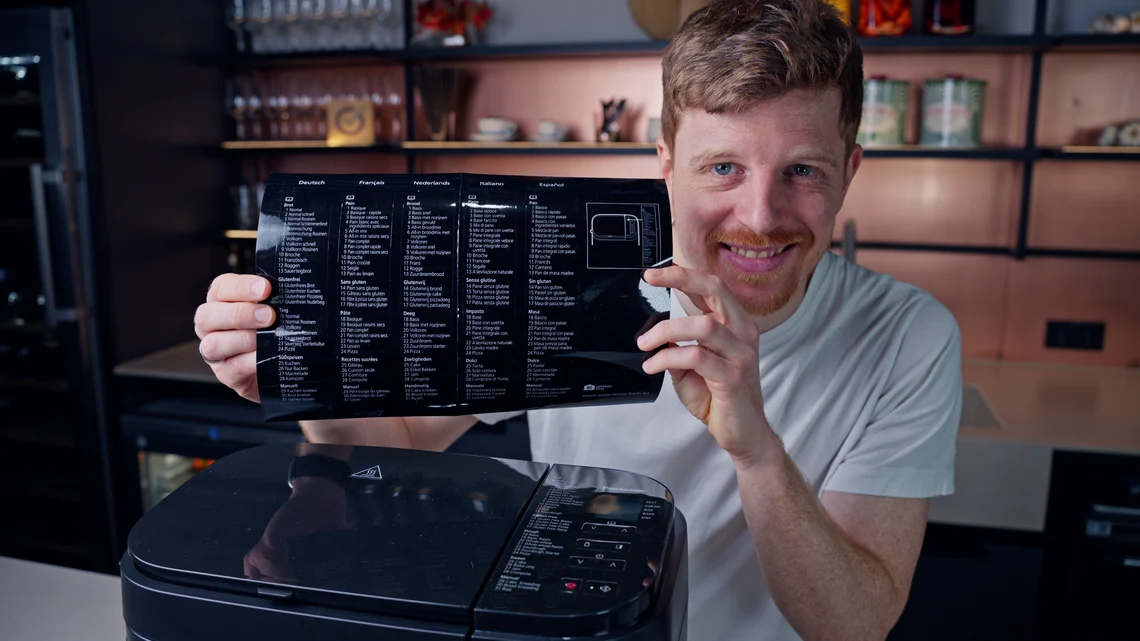 Die Legende auf dem Gerät ist ab Werk auf Englisch, kann aber mit einem deutschen Sticker überklebt werden.