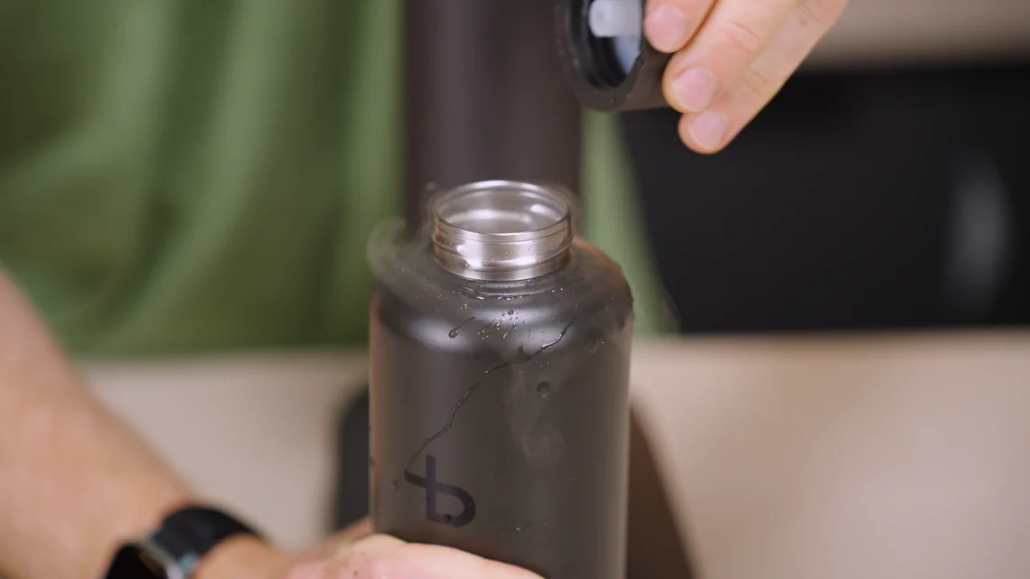 600 ml sind zwar nicht viel, aber dafür lässt sich nach jedem Besuch eines beliebigen Wasserhahns neues Sprudelwasser produzieren.