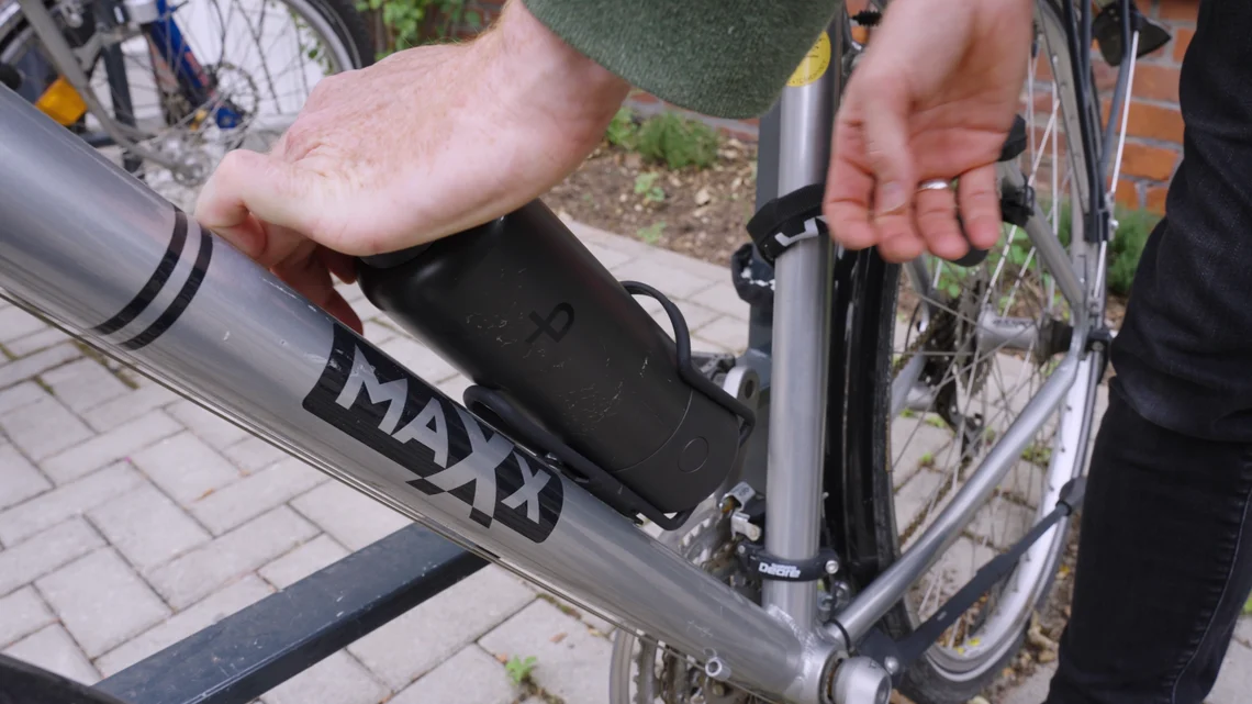 Immer dabei: Auch in Flaschenhaltern an Fahrrädern findet die Flasche des bottleplus Platz.