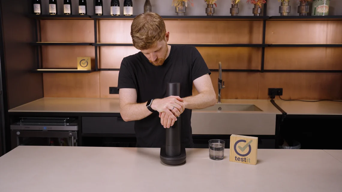 Die Flasche samt Mini-Gastank werden an der Station geladen.