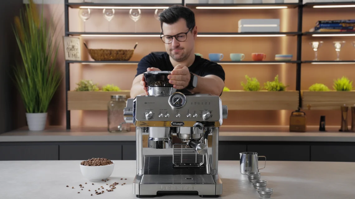 Der Bohnenbehälter lässt sich nicht entfernen, sondern ist fest verbaut.