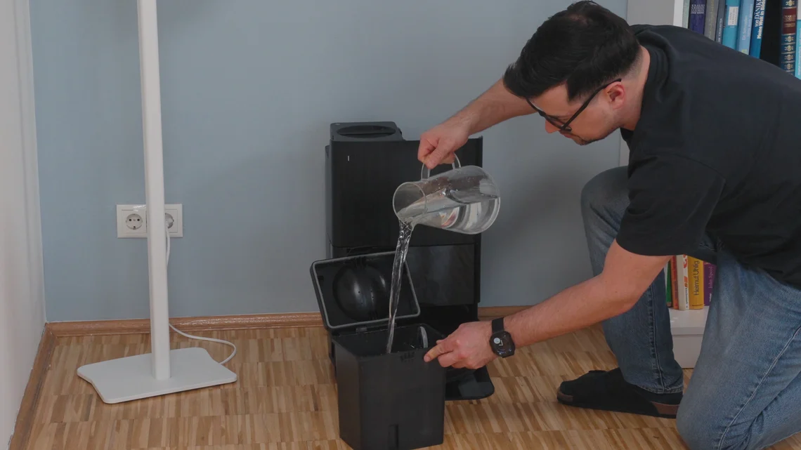 So füllst du das Wasser in die Station ein.